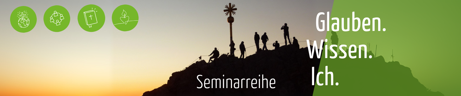 Silhouetten von Menschen auf einem Berggipfel bei Sonnenuntergang, Text 'Seminarreihe Glauben. Wissen. Ich.' und vier grüne Icons oben links